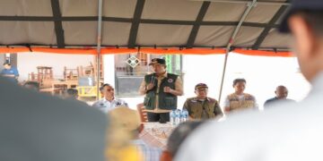 Bupati Solok Jon Firman Pandu mendampingi Sekretaris Utama BNPB meninjau Huntara di Saniang Baka. (Foto: Diskominfo Kabupaten Solok)