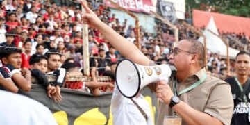 Penasihat Semen Padang FC Andre Rosiade optimistis tim tersebut lolos dari degradasi di putaran kedua. (Foto: Ist)