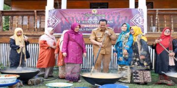 Bundo Kanduang melakukan kegiatan marandang untuk dikirim ke daerah terdampak bencana. (Foto: Ist)