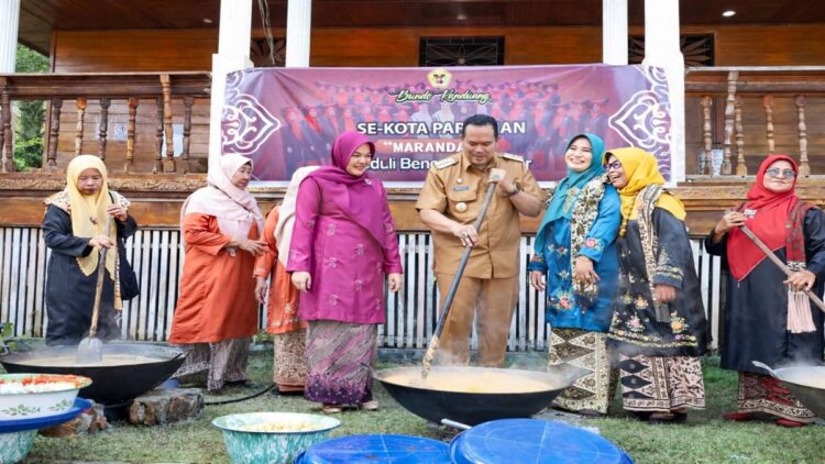 Bundo Kanduang melakukan kegiatan marandang untuk dikirim ke daerah terdampak bencana. (Foto: Ist)