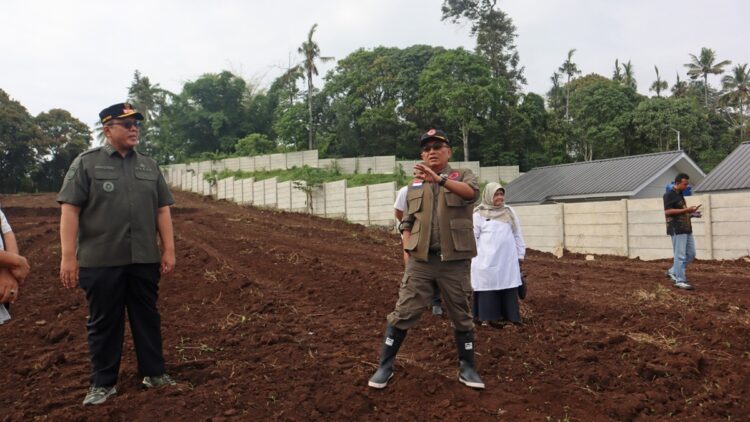 Sekretaris Utama BNPB Rustian didampingi Wakil Bupati Tanah Datar meninjau 1,8 hektare lahan kosong yang diperkirakan dapat dibangun sekitar 34 hingga 70 unit huntap terpadu di Kecamatan Rambatan, Kabupaten Tanah Datar pada Rabu (7/1/2026). (Foto: BNPB)
