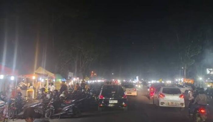 Ganggu Lalu Lintas, Aktivitas PKL dan Wahana Permainan Depan Kantor Bupati Pasaman Barat Dikeluhkan Warga