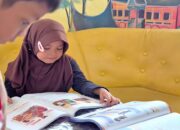 Kemendikdasmen Salurkan 1.476 Buku ke Sekolah Terdampak Bencana di Solok