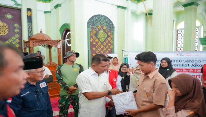 Pemulihan Pascabencana, Pemkab Solok dan PMI Distribusikan 1.000 Seragam Sekolah