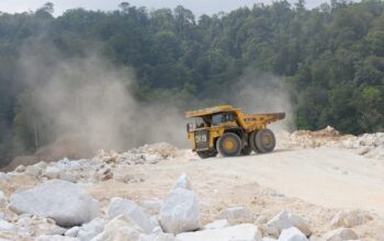 Aktifitas di areal tambang PT Semen Padang. (dok. istimewa)