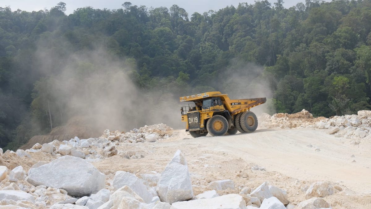 Aktifitas di areal tambang PT Semen Padang. (dok. istimewa)