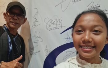 Atlet Sumbar Wilna Selfi bersama sang pelatih. (dok. istimewa)