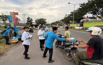 Bagi takjil di depan Semen Padang Hospital (SPH). (dok. istimewa)