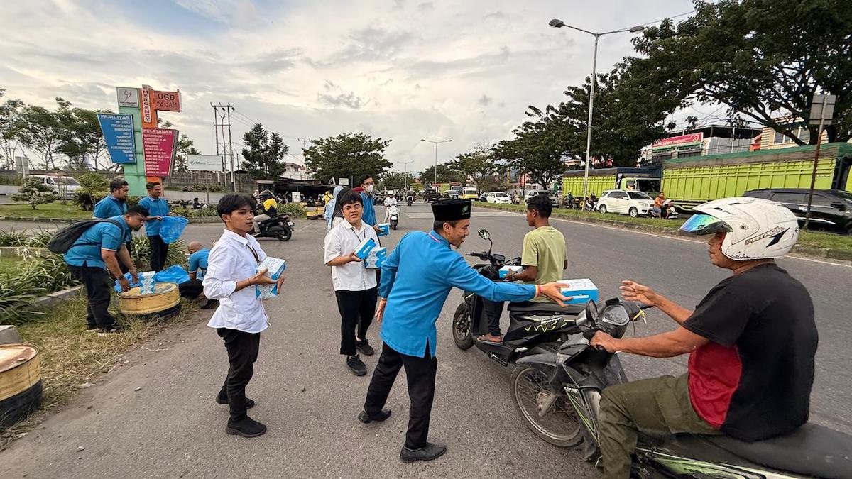 Bagi takjil di depan Semen Padang Hospital (SPH). (dok. istimewa)