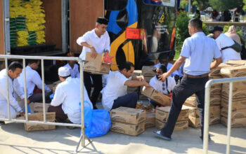 : Petugas mempersiapkan paket bantuan pangan pada kegiatan peduli bencana di Taman Pekan Kebudayaan Aceh (PKA), Banda Aceh, Aceh, Minggu (21/12/2025). (ANTARA FOTO/Ampelsa/Bar)