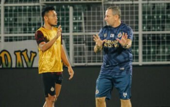 Coach Dejan Antonic beri arahan kepada beknya saat latihan jelang laga melawan Bhayangkara FC. (dok. istimewa)