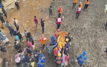 Evakuasi jenazah anak yang hanyut di padang. (dok. Basarnas Padang)