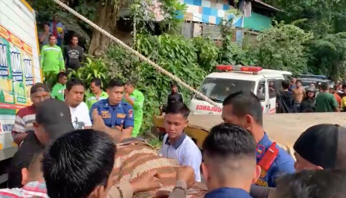 Mobil Box Hilang Kendali di Bungus, Pria 64 Tahun Terjepit Kendaraan