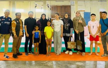 Rombongan Kemenpora RI, ketika menginventarisasi Barang Milik Negara (BMN) berupa peralatan eks Gymnastic World Championship Artistics 2025 yang akan diproses hibah kepada FGI Sumbar, di Padang, Kamis (12/2/2026). (Foto ist)