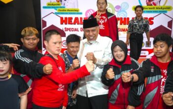 Gubernur Mahyeldi bersama atlet disabilitas yang akan berlaga di SOIna. (dok. istimewa)