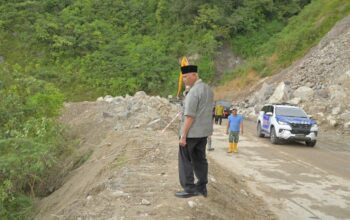 Gubernur Mahyeldi cek kesiapan jalur Malalak untuk mudik Lebaran. (dok. adpsb)