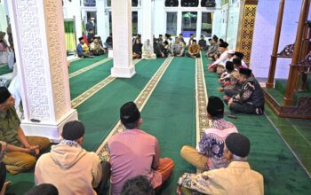 Gubernur Mahyeldi itikaf di Masjid Bersejarah. (dok. istimewa)
