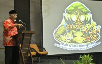 Gubernur Mahyeldi jadi pembicara dalam acara tata kelola lingkungan di Padang. (dok. istimewa)