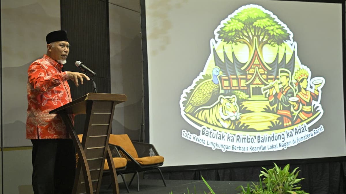 Gubernur Mahyeldi jadi pembicara dalam acara tata kelola lingkungan di Padang. (dok. istimewa)