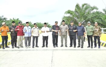 Gubernur Mahyeldi resmikan tiga jembatan strategis di Pasbar. (dok. istimewa)