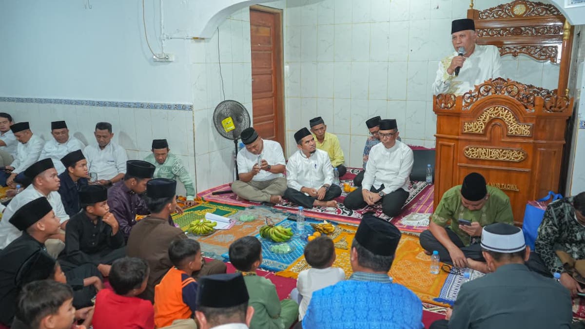 Gubernur Mahyeldi safari ramadan di Solok dan serahkan bantuan ratusan juta. (dok. istimewa)