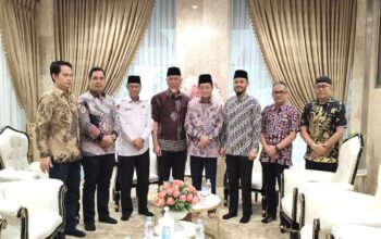 Gubernur Mahyeldi serahkah hasil seminar wakaf ke Menag. (dok. istimewa)