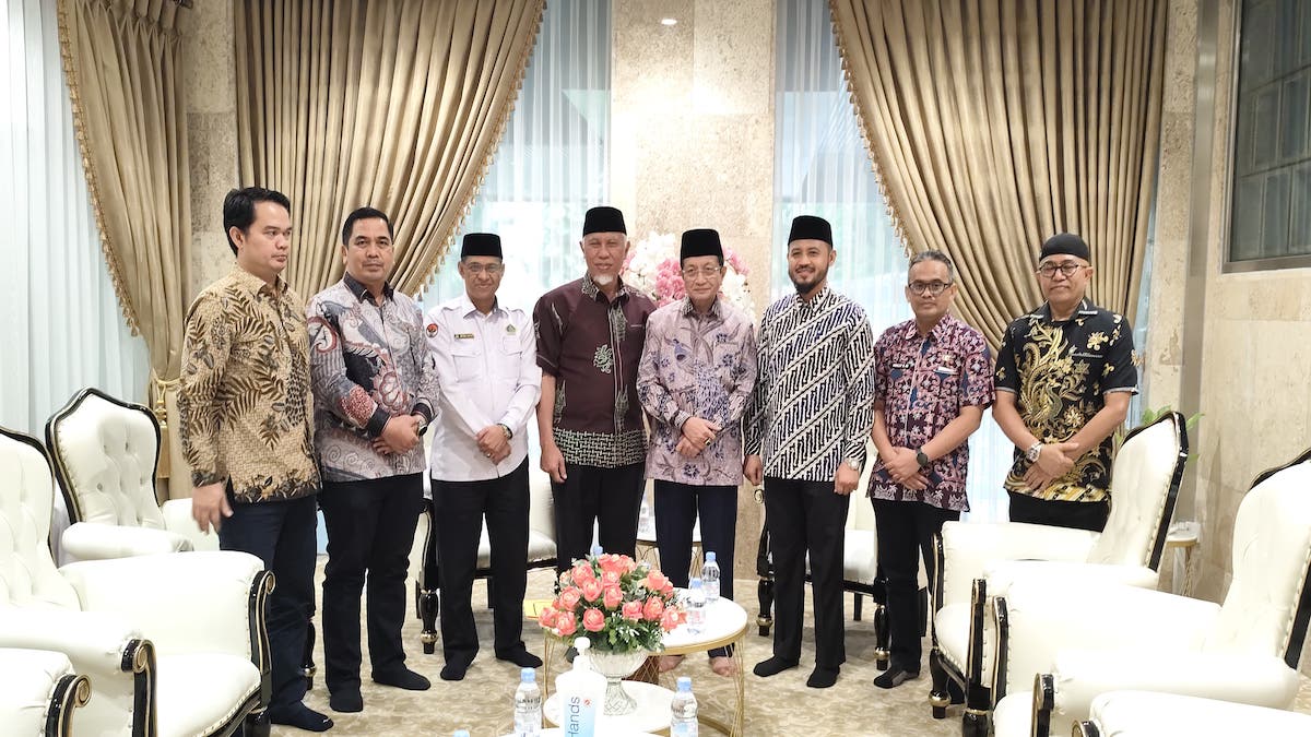 Gubernur Mahyeldi serahkah hasil seminar wakaf ke Menag. (dok. istimewa)