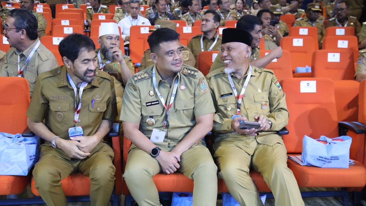 Gubernur Sumbar Mahyeldi bersama Gubernur Sumut Bobby Nasution dan Gubernur Aceh Muzakin Manaf saat Rakornas Kepala Daerah 2026. (dok. adpsb)