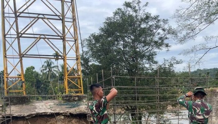 TNI AD Bangun Jembatan Gantung di Pasaman, Progres Sudah 50 Persen