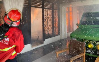 Tim Damkar Kota Padang memadamkan api dari rumah terbakar di Kalumbuk. (dok. istimewa)