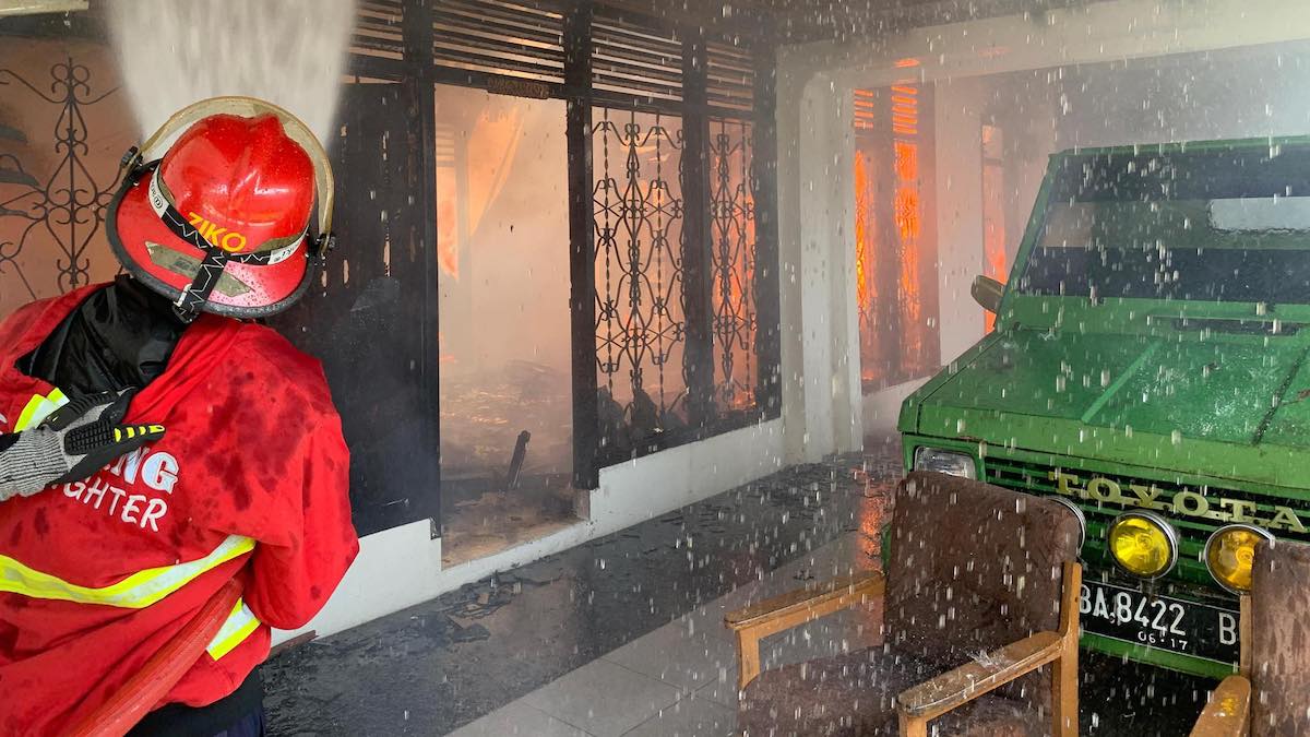 Tim Damkar Kota Padang memadamkan api dari rumah terbakar di Kalumbuk. (dok. istimewa)