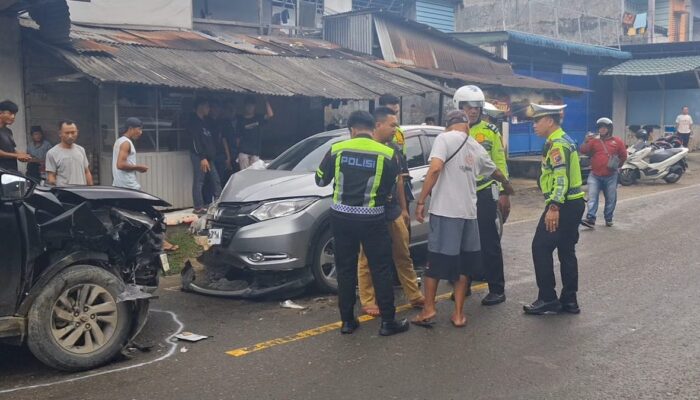 Dua Kendaraan Saling Tabrak di Simpang RRI, Lalu Lintas Gunungsitoli Tersendat
