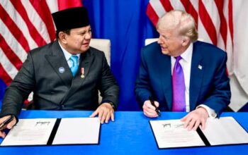 Presiden RI Prabowo Subianto dan Presiden AS Donald Trump saat menandatangani Perjanjian Kerja Sama Resiprokal Tarif Perdagangan RI dan AS di Washington DC, Amerika Serikat, Kamis (19/2/2026). (Foto: Dok. Kemenko Perekonomian)