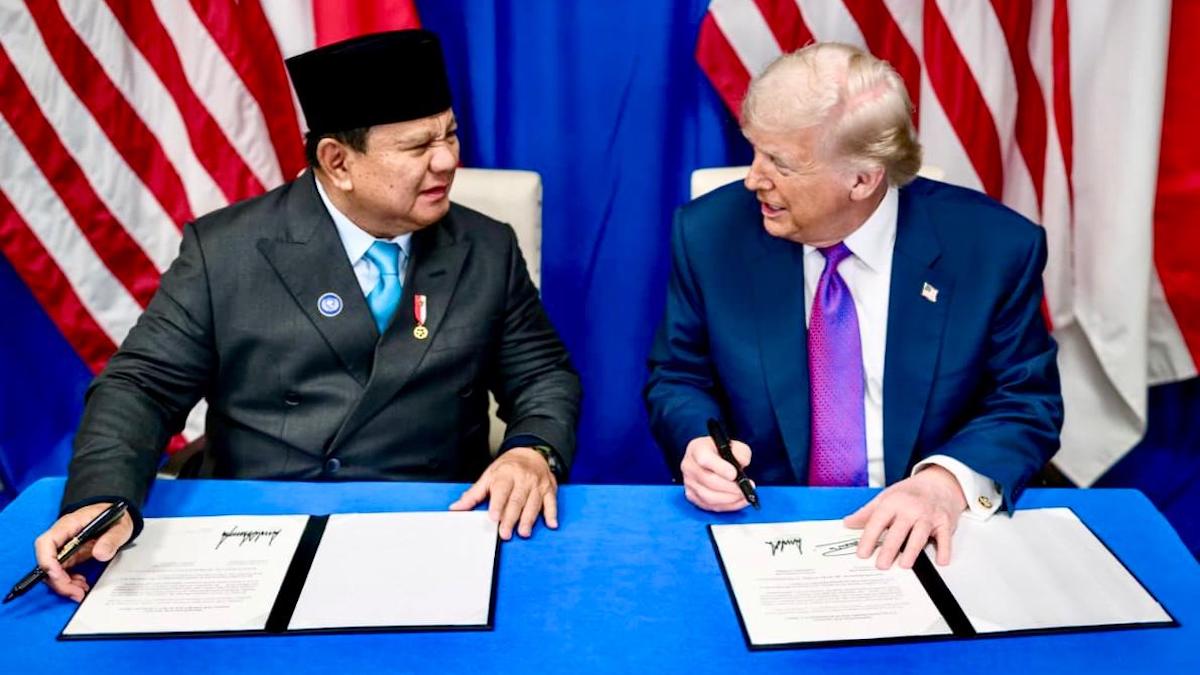 Presiden RI Prabowo Subianto dan Presiden AS Donald Trump saat menandatangani Perjanjian Kerja Sama Resiprokal Tarif Perdagangan RI dan AS di Washington DC, Amerika Serikat, Kamis (19/2/2026). (Foto: Dok. Kemenko Perekonomian)