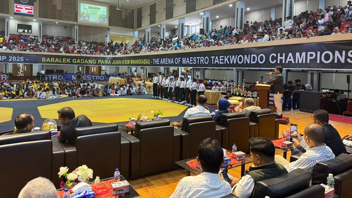 Ketua KONI Sumbar Hamdanus beri sambutan pada iven The Maestro Taekwondo Championship 2026 yang digelar di UNP. (dok. Humas KONI)