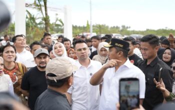 Koordinasi Wagub dan Raffi Ahmad serta Dr Tompi saat berada di Huntara Danantara Padang Pariaman. (dok. adpsb)