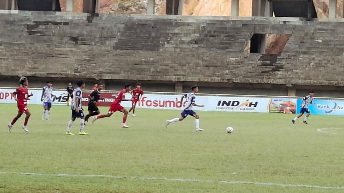 Laga antara Kompak Kampung Pisang kontra GMR FC di Liga 4 Sumbar. (dok. istimewa)