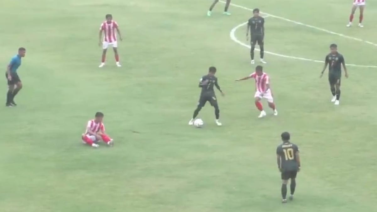 Laga di Liga 4 Sumbar antara PSP kontra PSPP. (dok. istimewa)