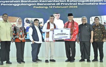 Menaker Yassierli serahkan bantuan bencana untuk Sumbar. (dok. istimewa)