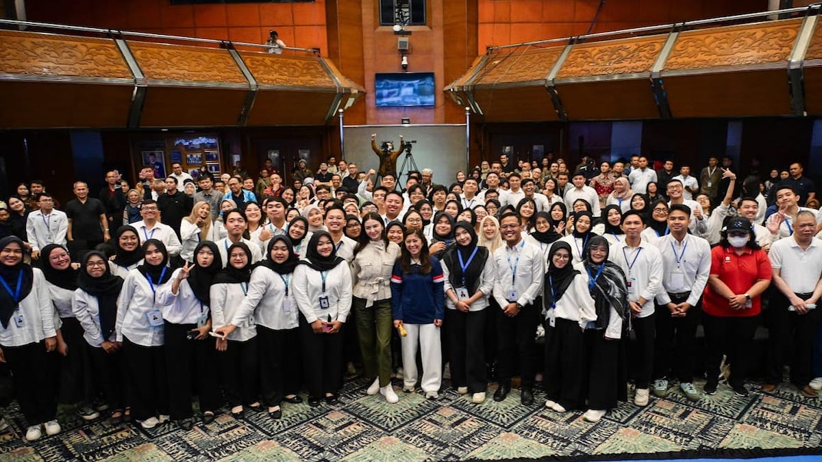 Menkomdigi Meutya Hafid didampingi Sekjen Kemkomdigi Ismail memberikan arahan dalam Town Hall Meeting peserta Magang Nasional di lingkungan Kementerian Komdigi di Jakarta Pusat, Jumat (13/02/2026). (Foto: Anhar/Komdigi)