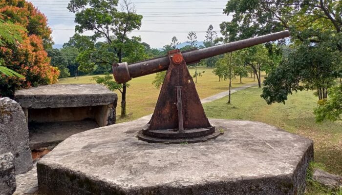 Dua Meriam yang Menolak Pergi: Jejak Jepang di Tengah Hijau Lapangan Golf Semen Padang