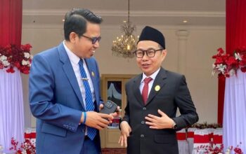 Musfi Yendra dan Idham Fadhli. (dok. KI Sumbar)