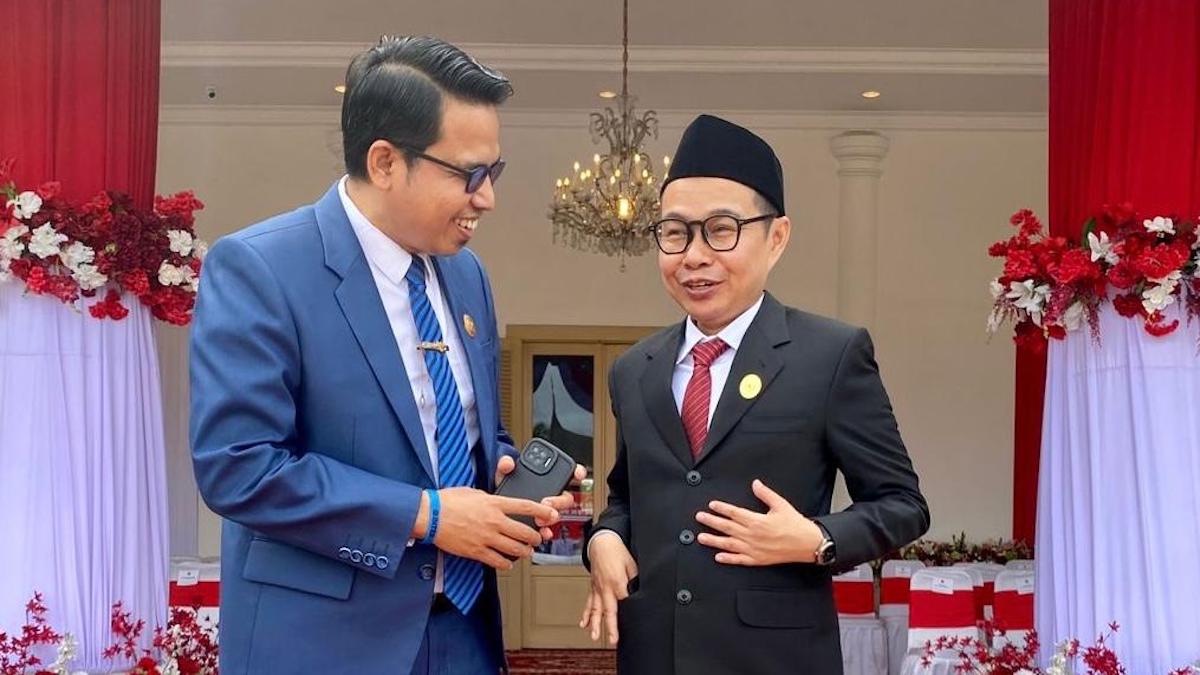 Musfi Yendra dan Idham Fadhli. (dok. KI Sumbar)