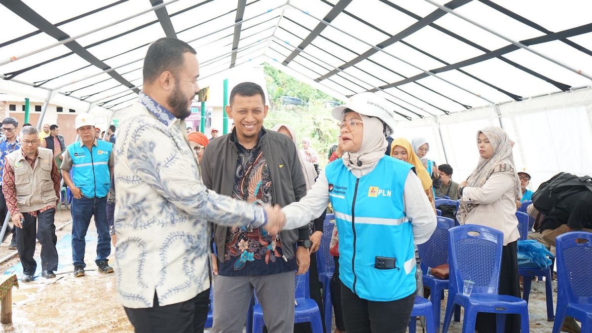 PLN UP3 Padang bersama Wako Fadly Amran dan jajaran stakeholder serta IJTI Sumbar bangun huntap bagi penyintas bencana. (dok. istimewa)