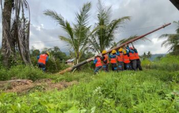 Pemasangan tiang listrik PLN di daerah Gunung Sarik. (dok. istimewa)