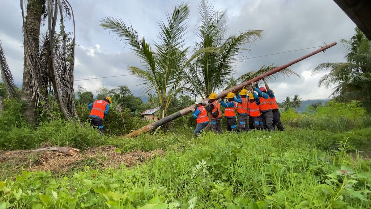 Pemasangan tiang listrik PLN di daerah Gunung Sarik. (dok. istimewa)