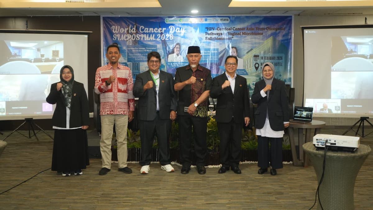 Gubernur Mahyeldi foto bersama pengurus baru YKI Sumbar. (dok. istimewa)