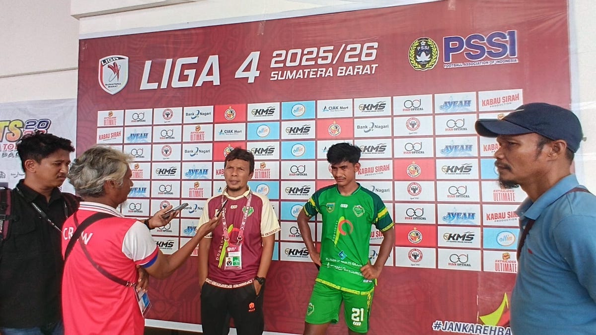 Pelatih PSPP Padang Panjang Dian Rama Saputra dan pemain Rori Prananda Putra saat post match conference usai laga melawan PSLA Sijunjung. (dok. istimewa)
