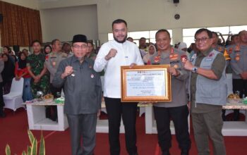 Pemerintah pusat serahkan bantuan rumah korban terdampak bencana di Padang. (dok. istimewa)