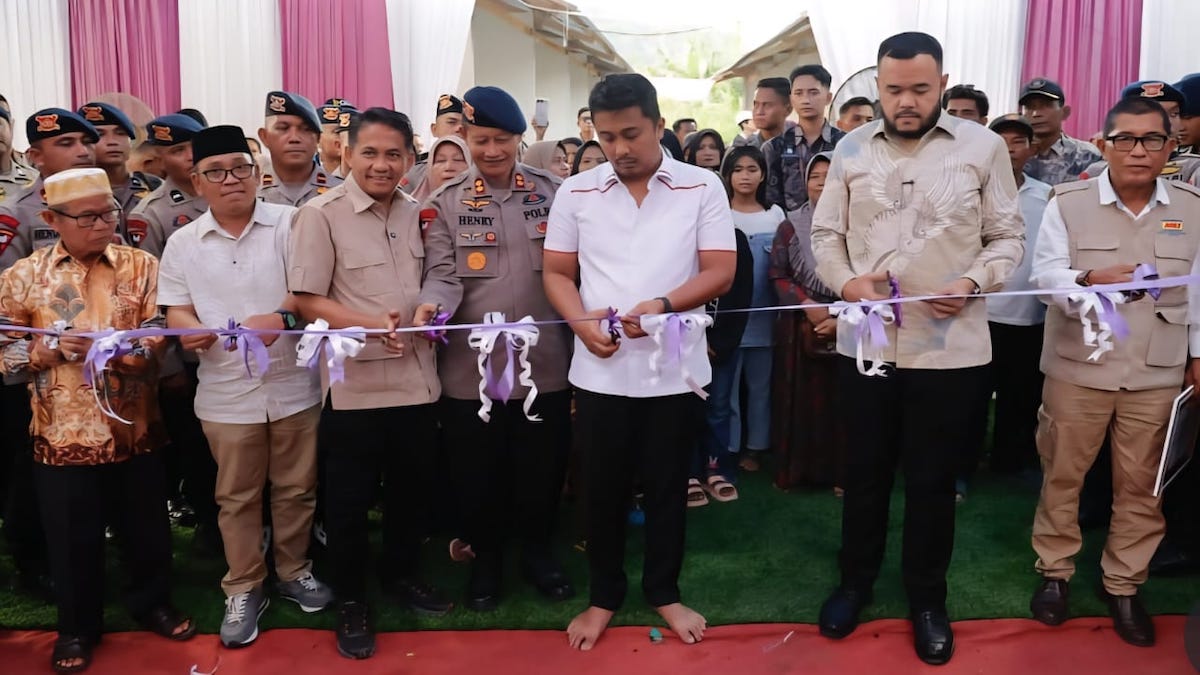 Pemotongan pita peresmian huntara mandiri di Kapalo Koto, Kecamatan Pauh, Kota Padang. (dok. istimewa)